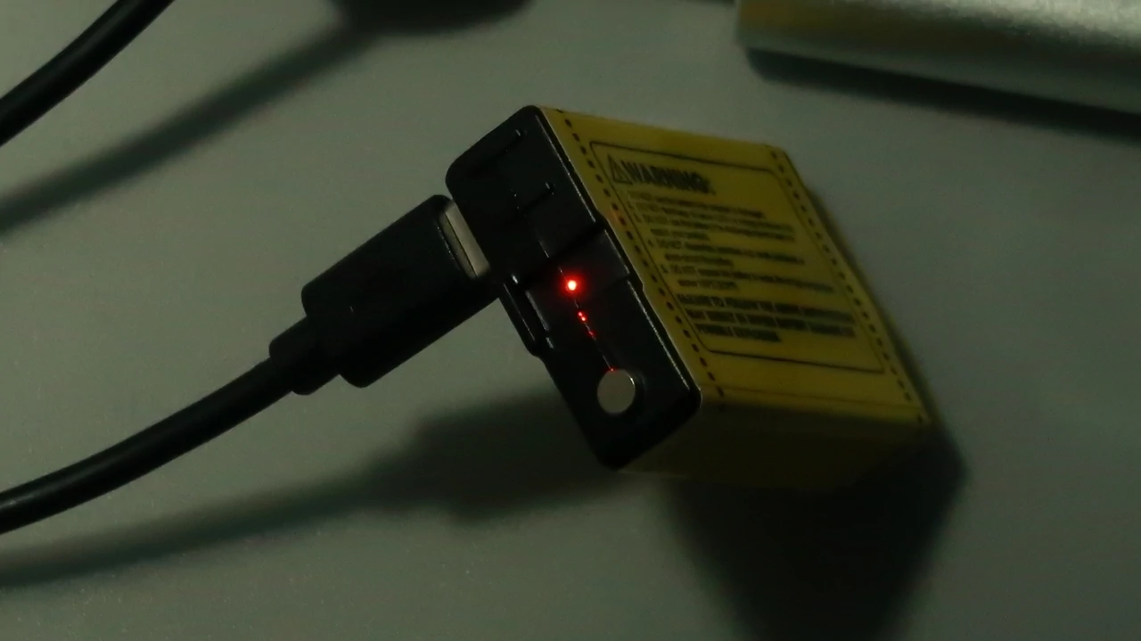 NITECORE UT27 / battery charg : indicator