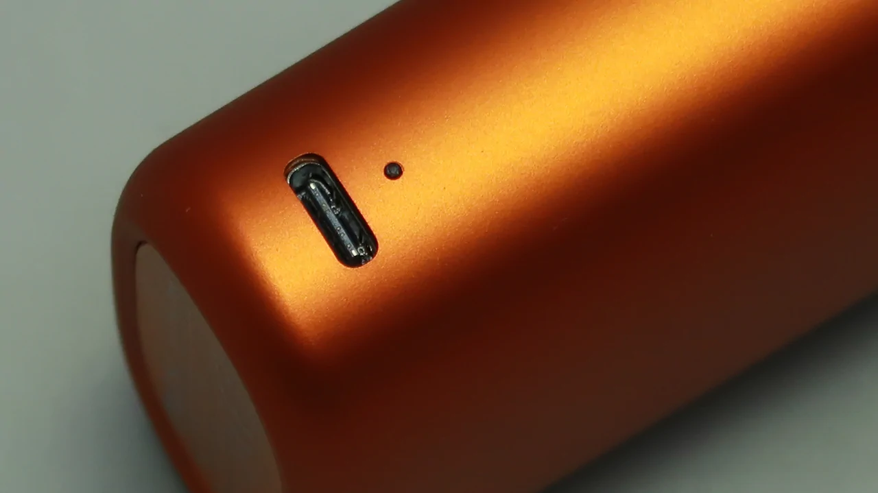 OLIGHT Baton3 Premium Edition - Orange : Wireless Charger : USB Type-C