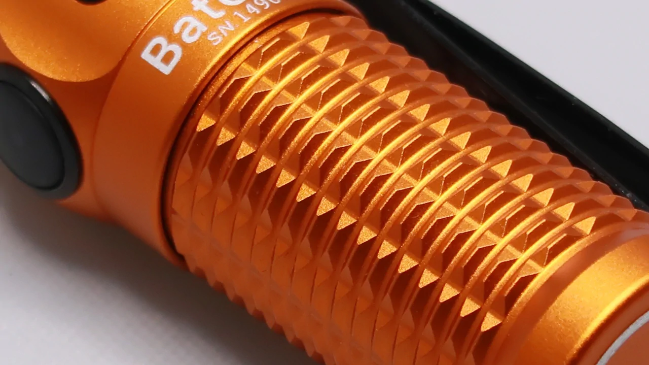 OLIGHT Baton3 Premium Edition - Orange : Knurled pattern 