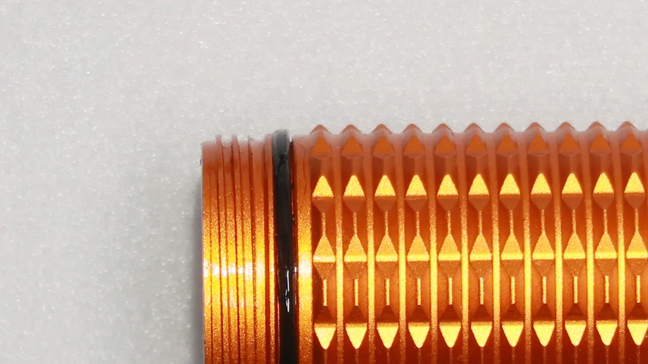 OLIGHT Baton 3 Premium Edition - Orange : Screw thread