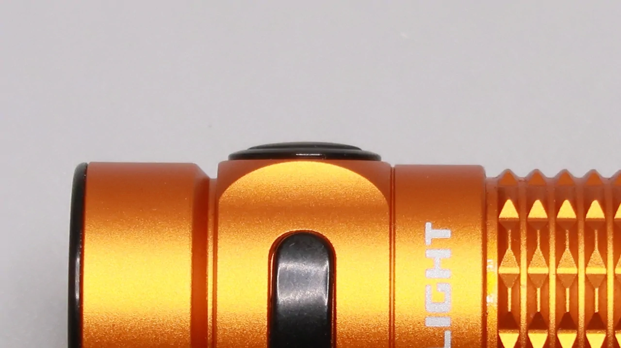 OLIGHT Baton 3 Premium Edition - Orange : switch