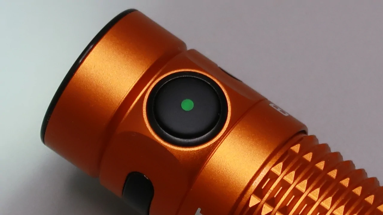 OLIGHT Baton3 Premium Edition - Orange : switch indicator