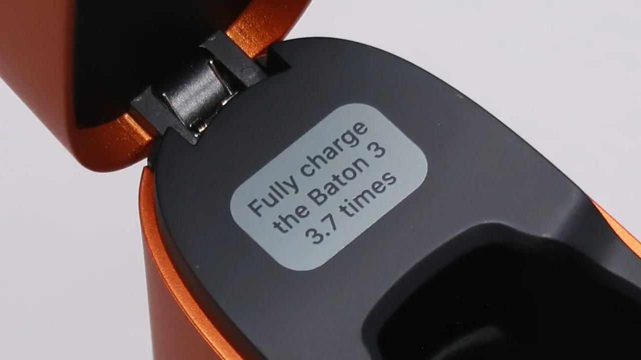 OLIGHT Baton 3 Premium Edition - Orange : Baton 3 - charging