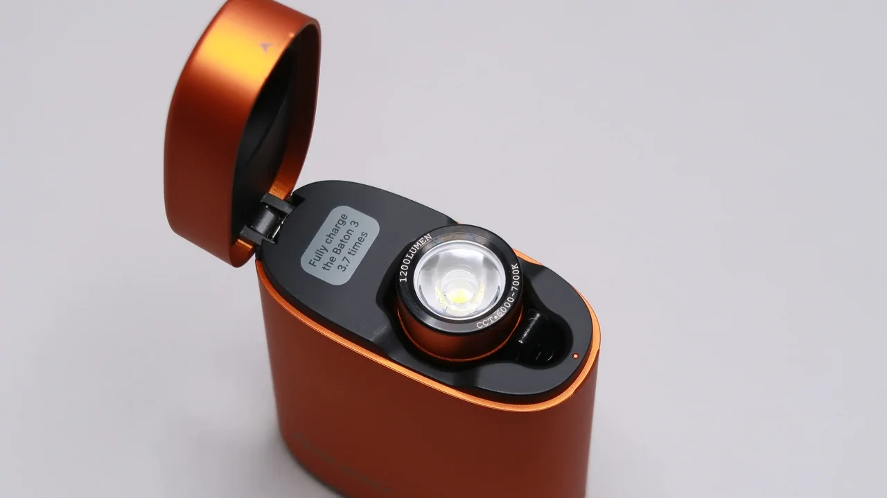 OLIGHT Baton 3 Premium Edition - Orange : Baton 3 - charging
