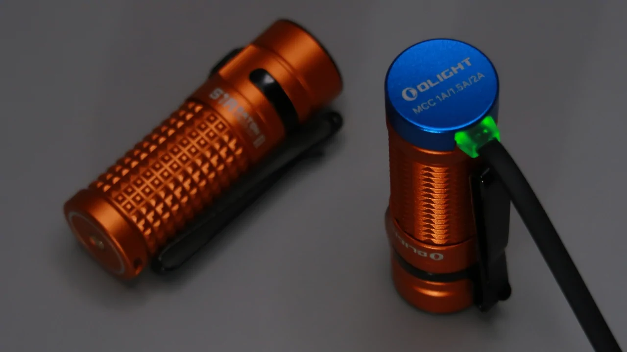 OLIGHT Baton 3 Premium Edition - Orange : MCC1A - charging