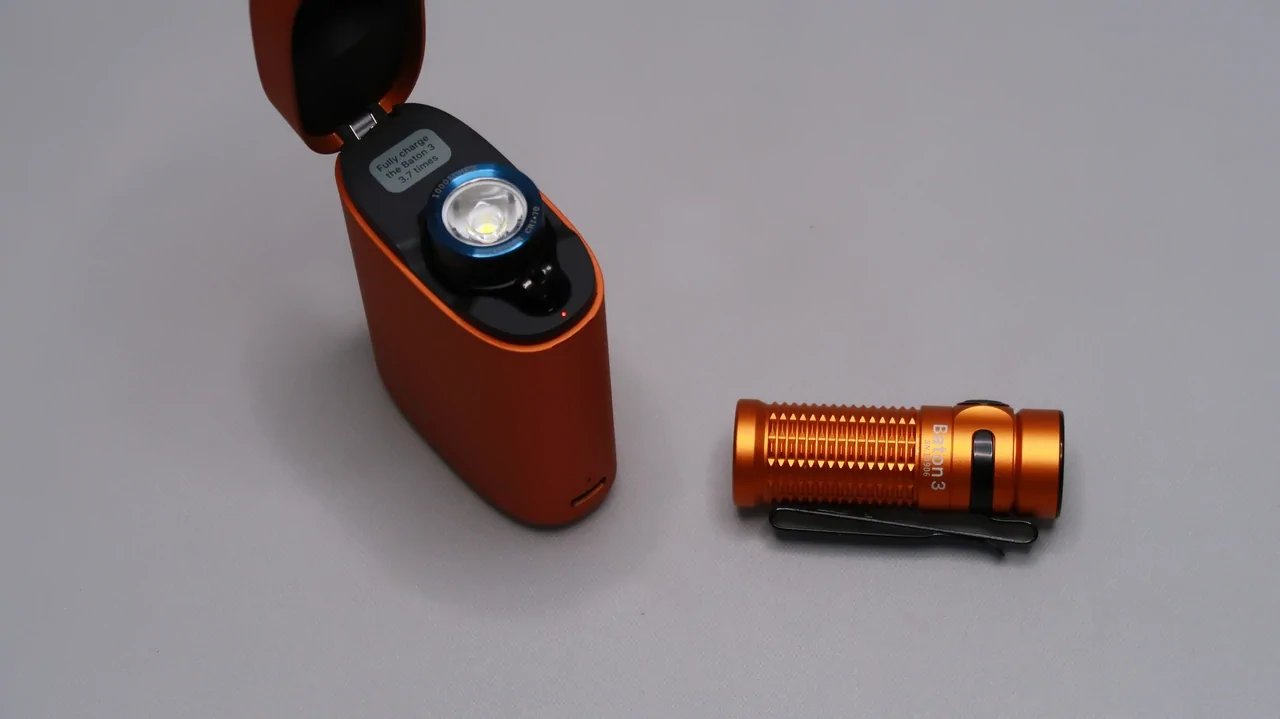 OLIGHT Baton 3 Premium Edition - Orange : S1R-II - charging