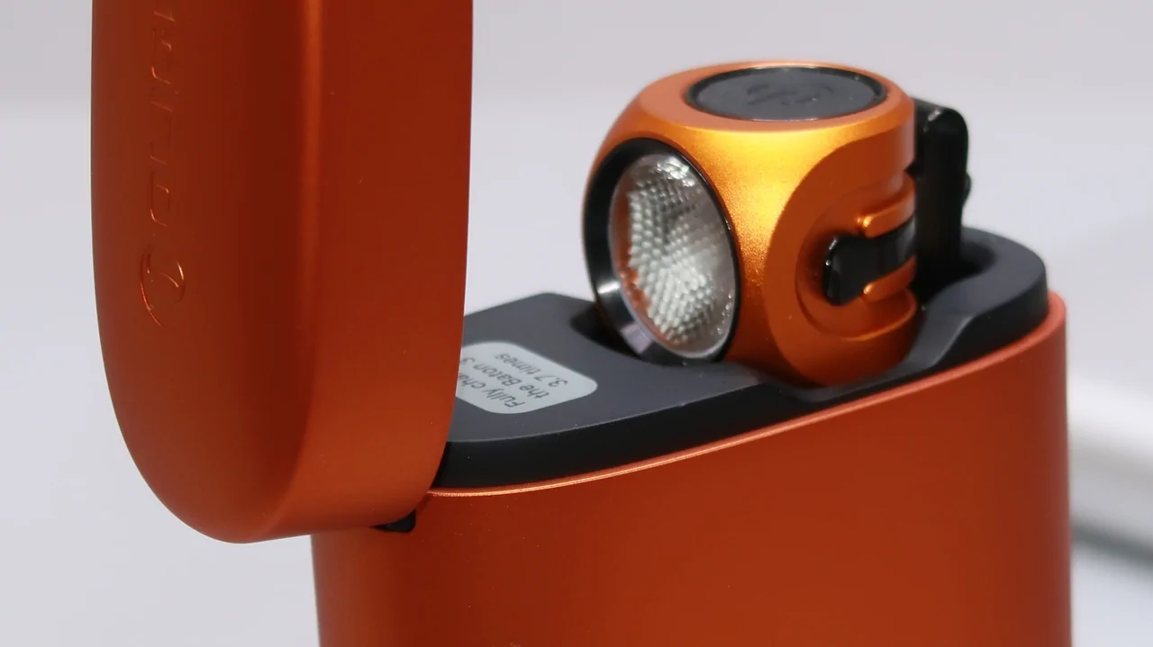 OLIGHT Baton 3 Premium Edition - Orange : Perun-mini - charging