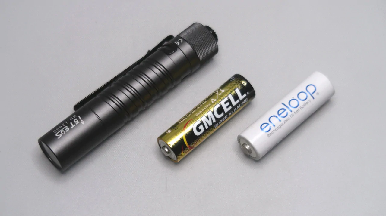 OLIGHT i5T EOS Gunmetal-Grey / battery