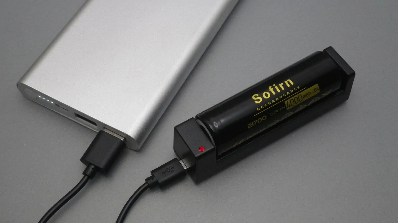 Sofirn C8F / 21700 battery Charger