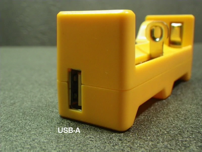 出力側：USB-A