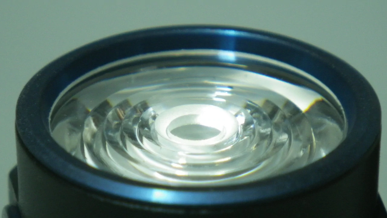 TrustFire MC1 / fresnel-lens