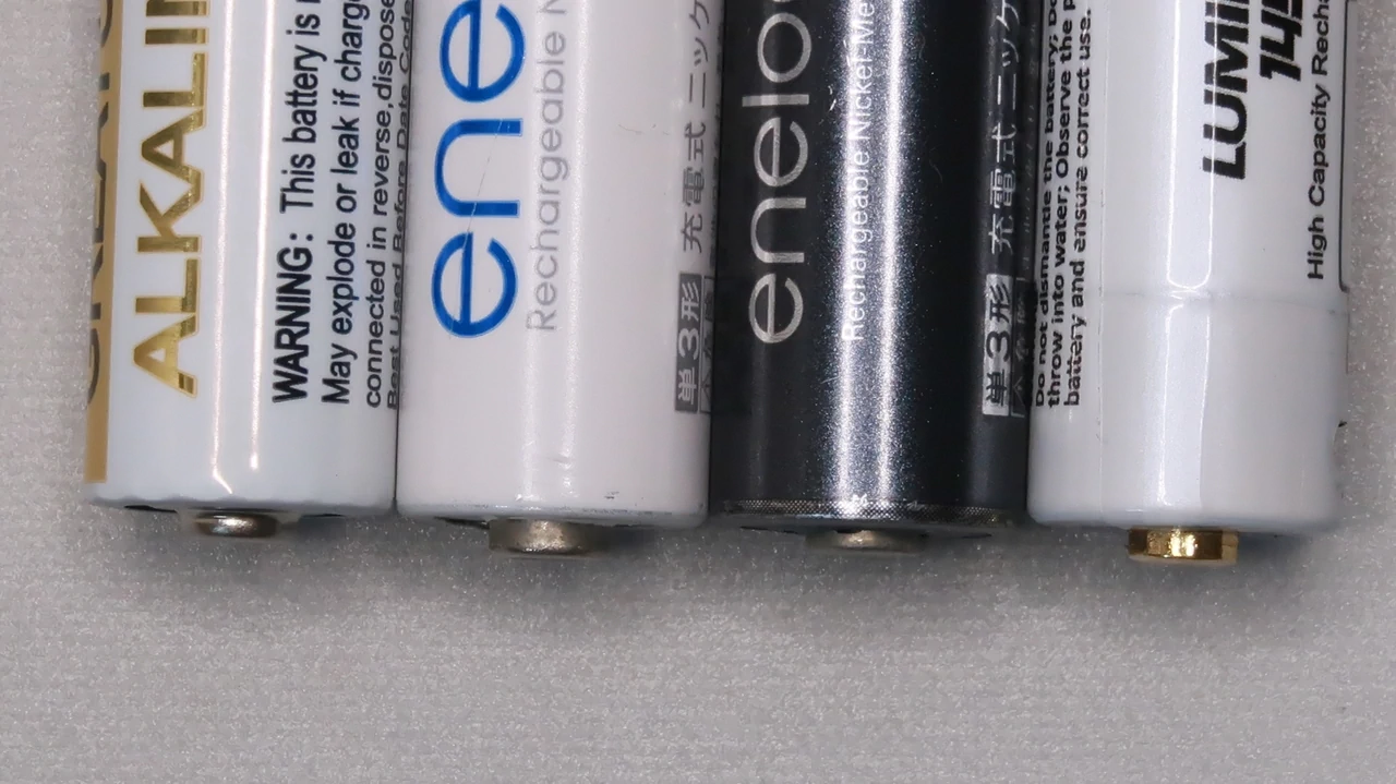 WUBEN E18 / AA batteries